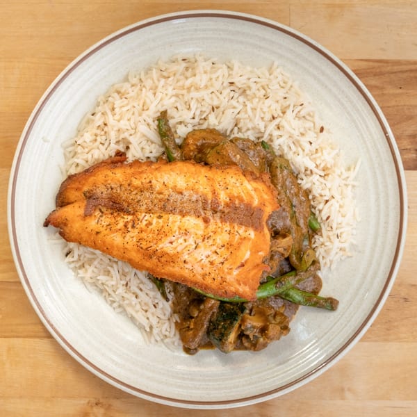 B'Gabs Comfort Cafe's healthy meal of seasoned salmon, rice, and green beans in a savory sauce.